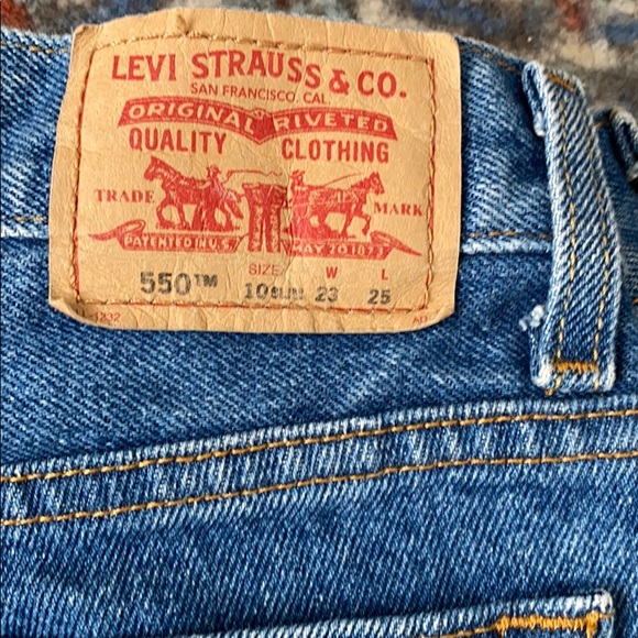 550 Levi’s Jeans - Picture 2 of 3